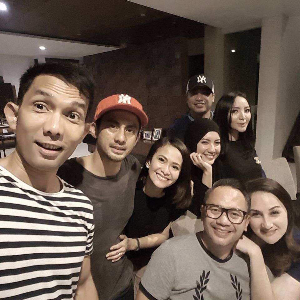 Tia Ivanka bersama rekan artis