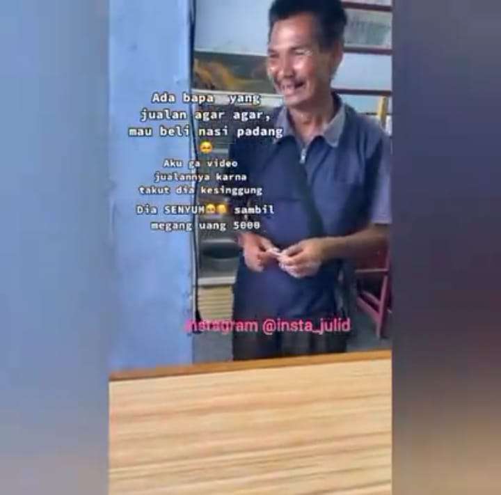 Seorang Bapak Hendak Membeli Nasi Padang
