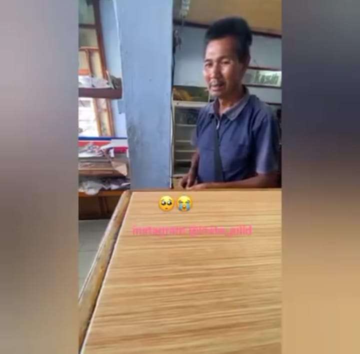 Senyum Sumringah Si Bapak Setelah Dibelikan Makanan