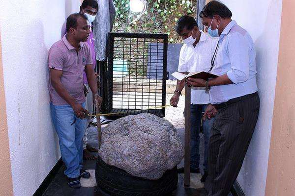 Heboh penemuan batu safir senilai Rp1,4 triliun di belakang rumah.
