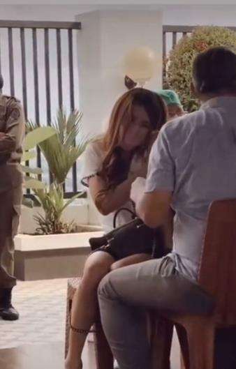 Dia terus menggeliat berusaha menghindari jarum suntik.
