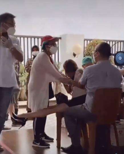 Cewek cantik takut disuntik vaksin, reaksinya bikin gemes.