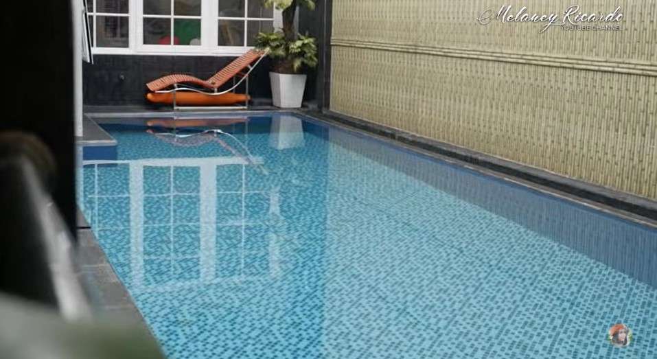 Kolam renang rumah Melaney Ricardo