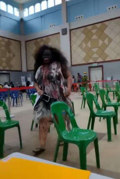 Pusat Vaksinasi heboh saat kedatangan sosok seram ini.