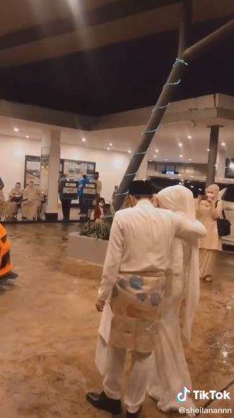 Sang wanita menangis haru. Sang wanita menangis haru.