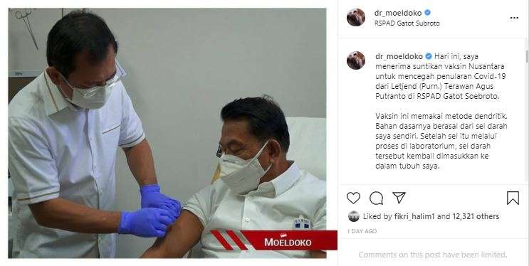 Moeldoko disuntik Terawan dengan Vaksin Nusantara.