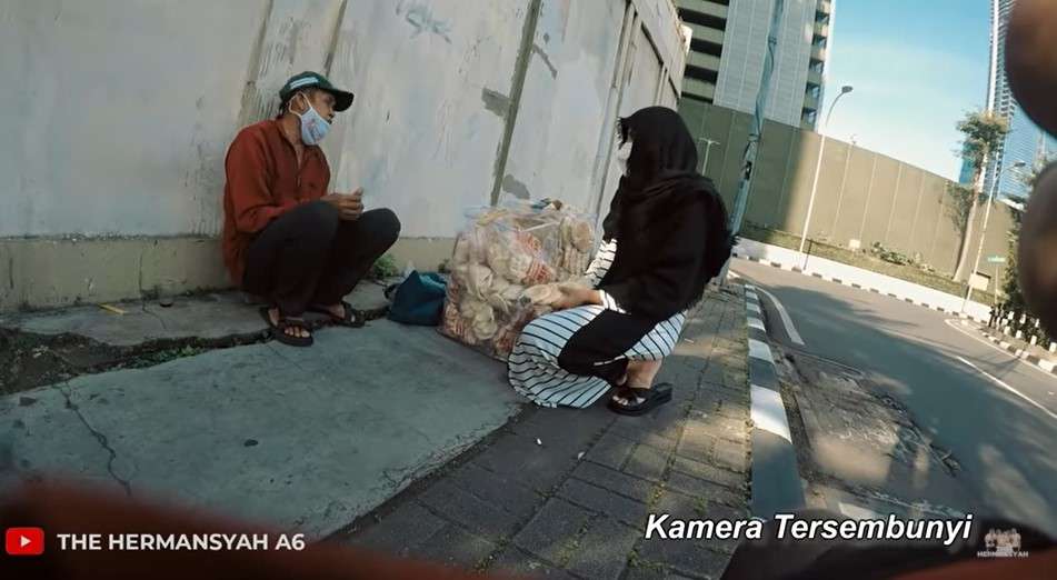 Ashanty dan penjual kerupuk