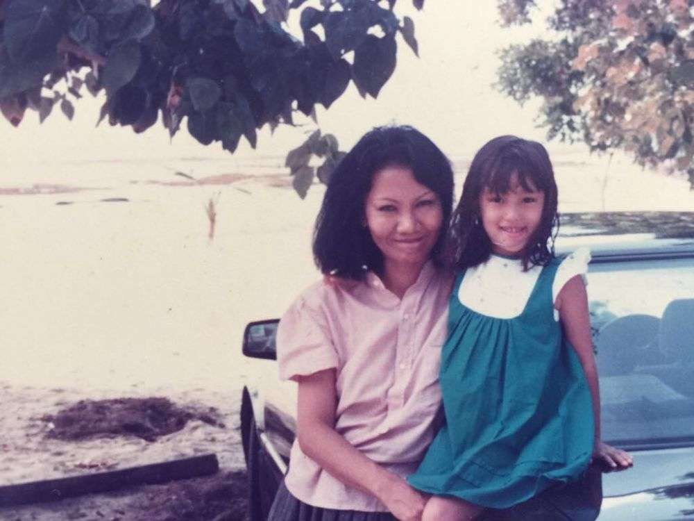 Atiqah Hasiholan dan mamanya