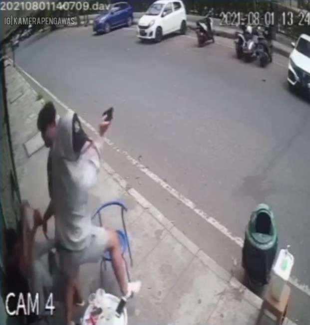 Pria kejatuhan biawak