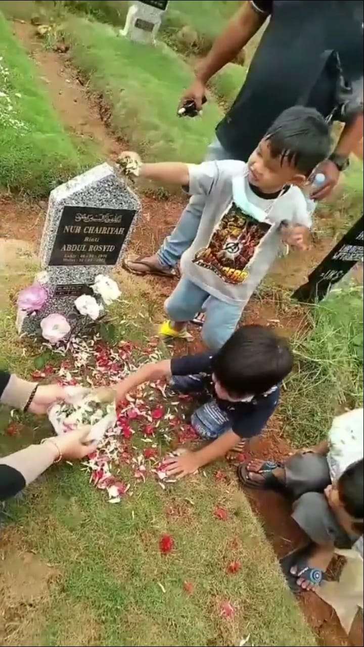 Dua Anak Kecil Berziarah ke Makam Sang Ibu