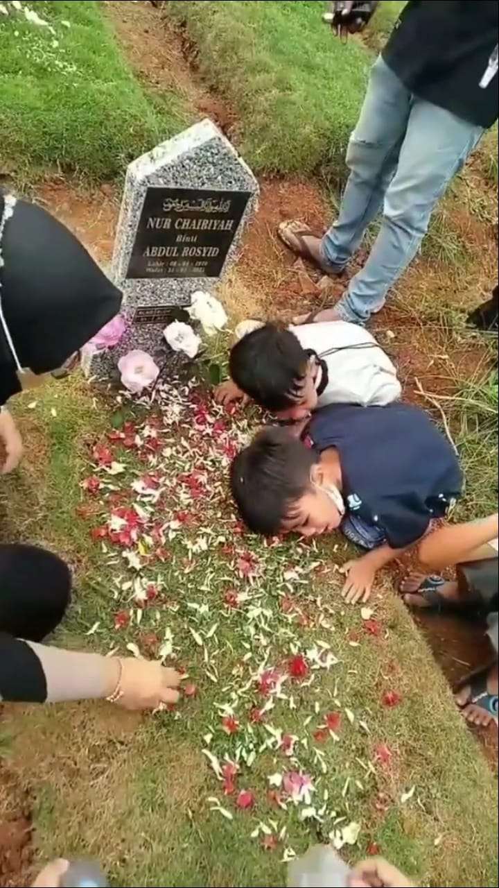 Memanggil-manggil Ibunya yang Sudah Meninggal