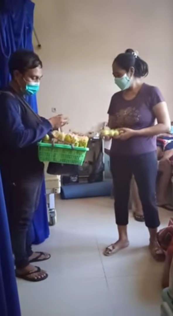 berjualan di ruang isolasi