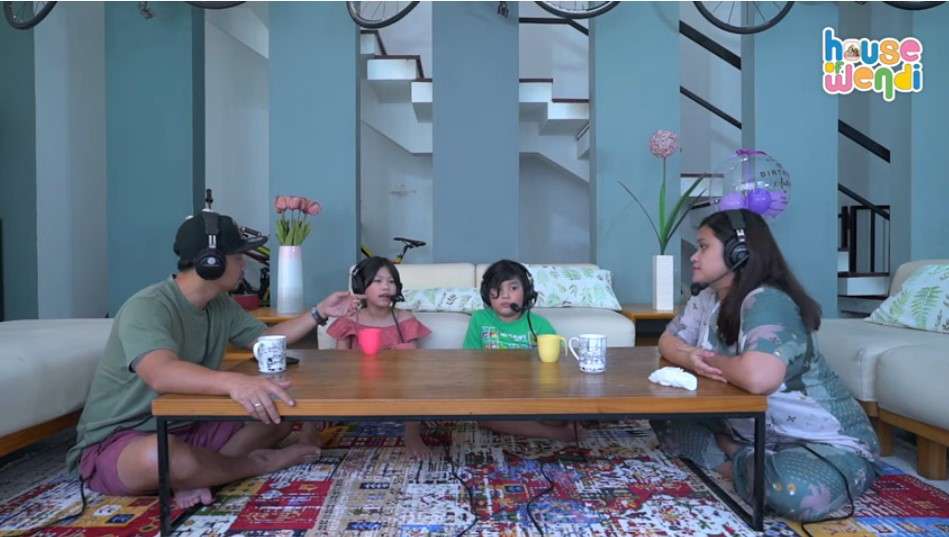 Wendi Cagur bersama anak dan istrinya