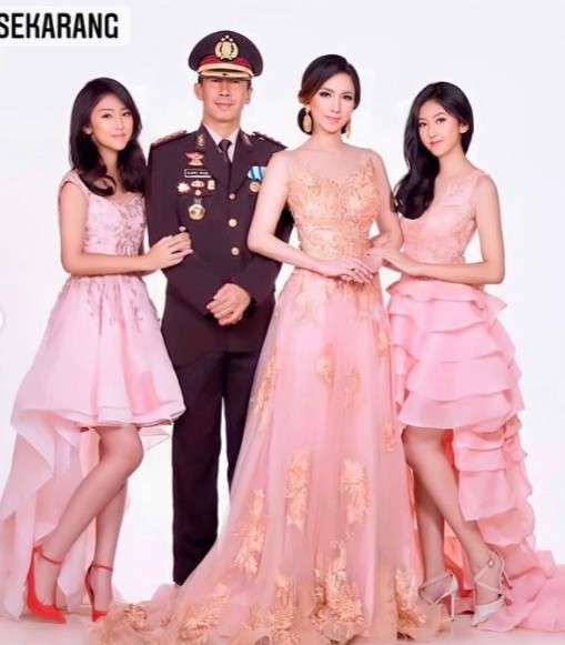 Heni Tania dan keluarga