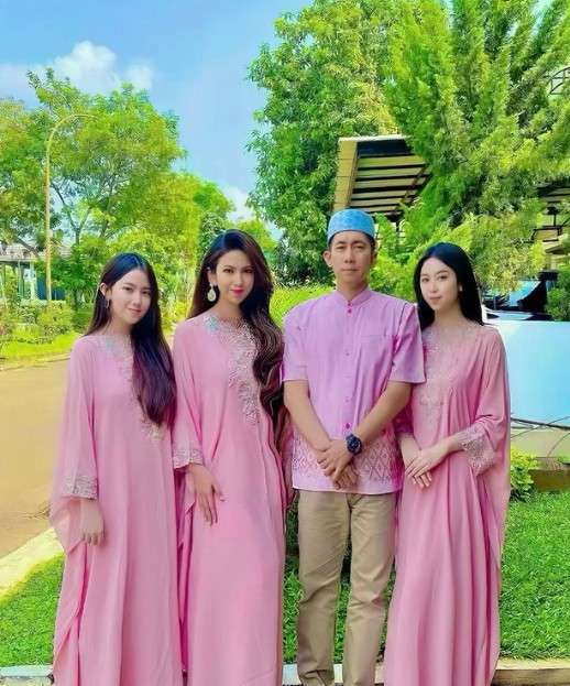 Heni Tania dan keluarga
