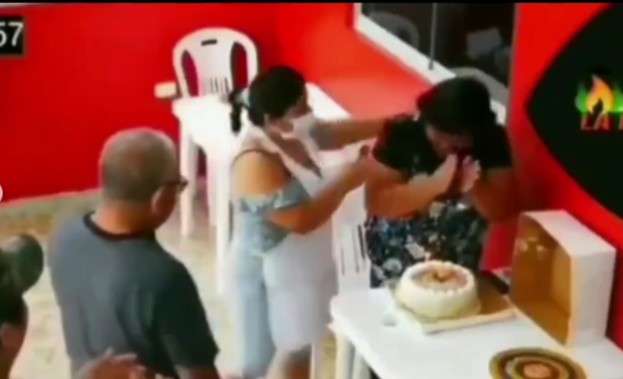 Ibu merayakan ultah sendiri