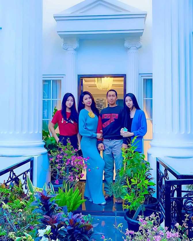 Heni Tania dan keluarga