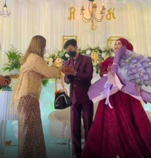 Datang ke nikahan mantan bawa pasangan sambil bawa uang segaban.