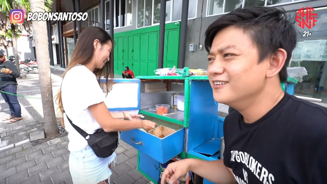 Mia penjual kue putu