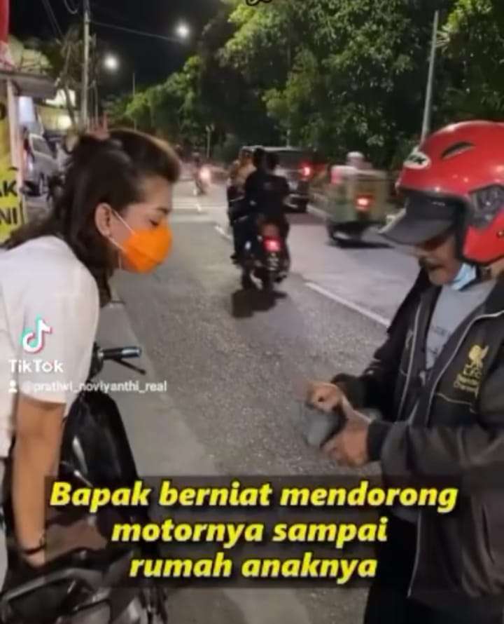Bertemu Seorang Bapak yang Mendorong Motornya
