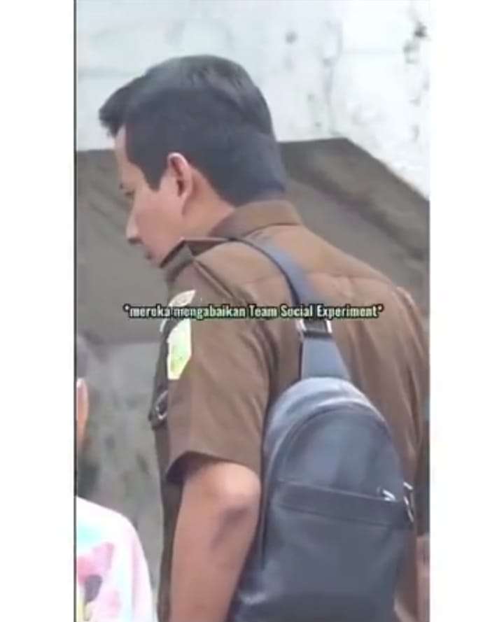 Minta Tolong pada Pria dan Wanita Berseragam Dinas