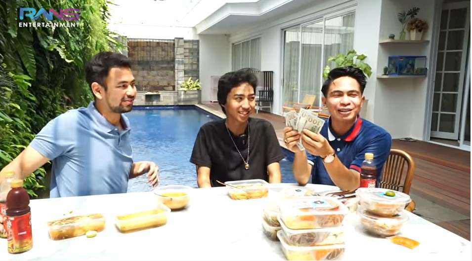 Raffi Ahmad memberikan 7 juta ke adik Sapri