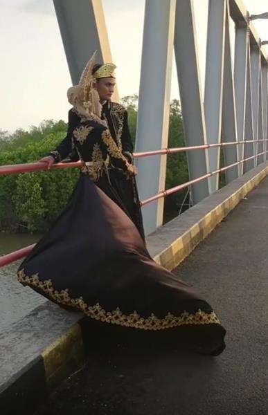 Momen foto prewedding di atas Jembatan Cinta yang bikin ngakak.