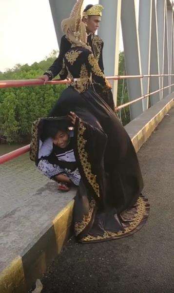 Momen foto prewedding di atas Jembatan Cinta yang bikin ngakak.