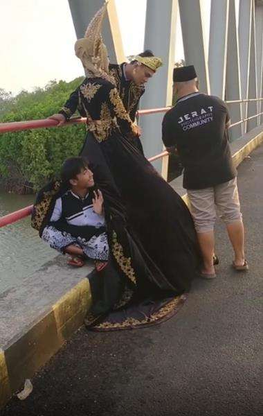 Momen foto prewedding di atas Jembatan Cinta yang bikin ngakak.
