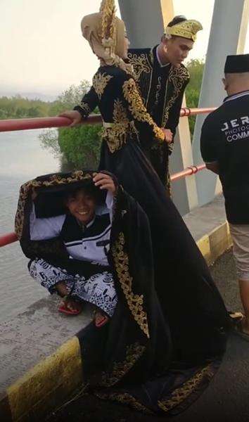 Momen foto prewedding di atas Jembatan Cinta yang bikin ngakak.