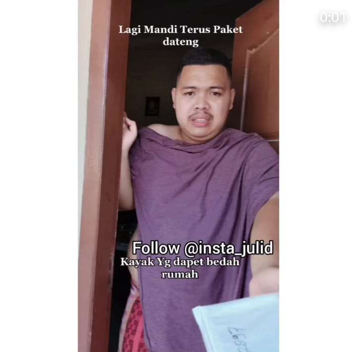 Pasrah saat Difoto Kurir dengan Penampilan Seadanya