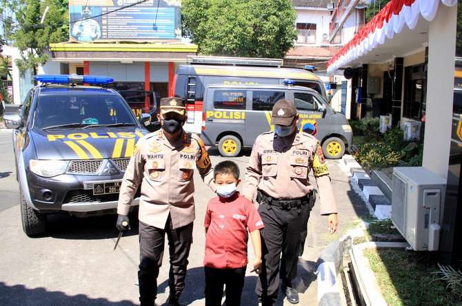 Gifari Diasuh Polres Sukoharjo karena Orang Tuanya Meninggal Terkena Covid-19
