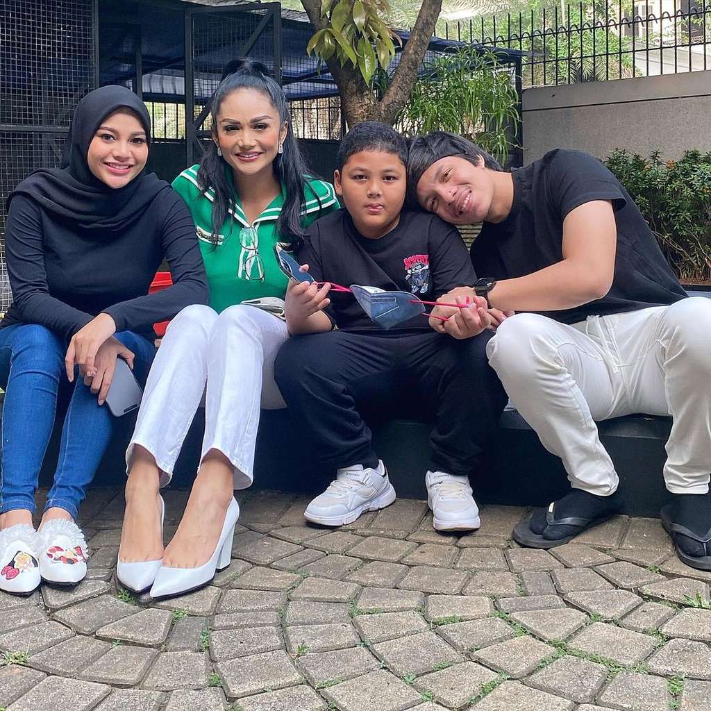 Potret Krisdayanti dengan Anak dan Menantunya