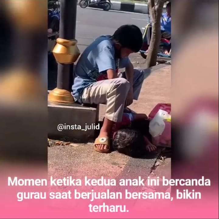 Menunggu Pembeli Sambil Bercanda