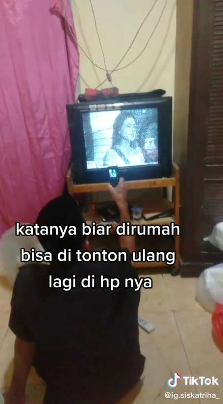 Pria rekam siaran televisi