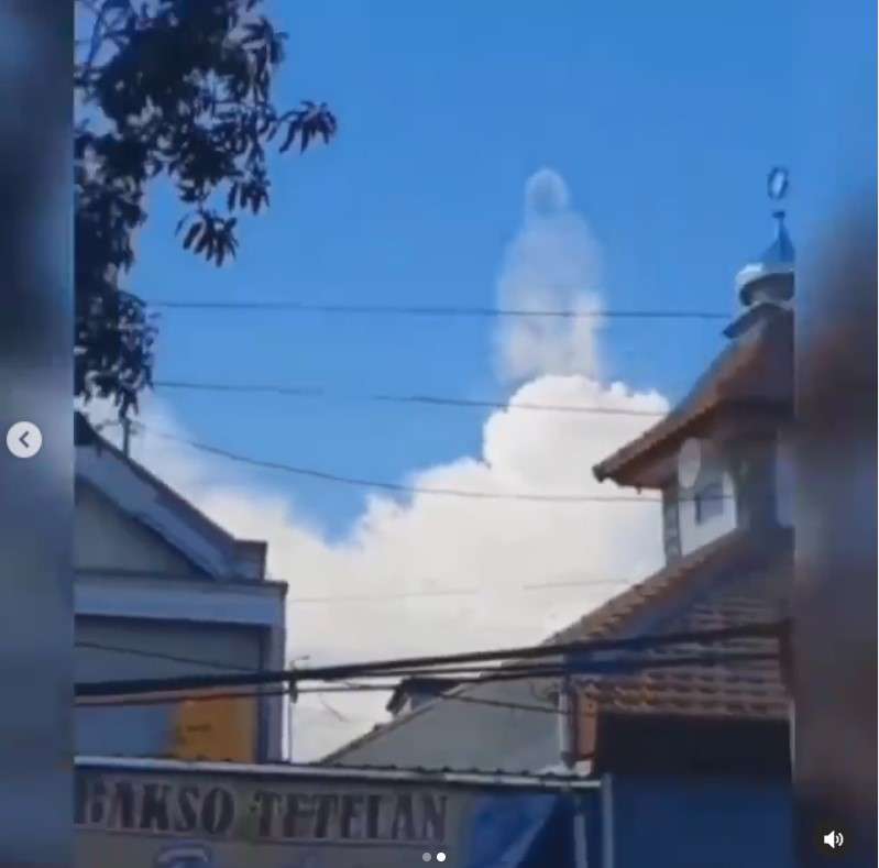 Viral bentu awan di Surabaya