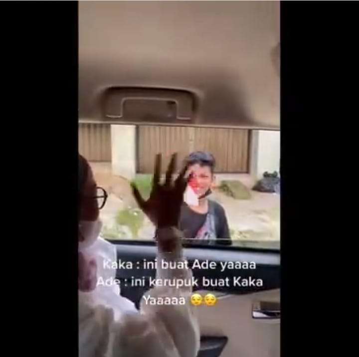 Membalas Kebaikan Si Wanita dengan Memberi Kerupuk