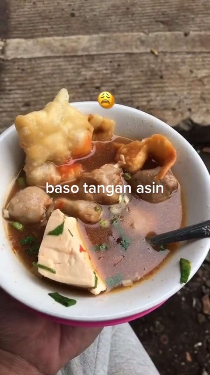 Menunjukkan Semangkuk Bakso yang Siap Disantap