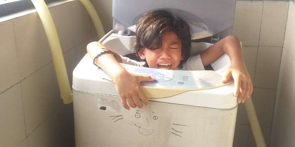 bocah terjebak mesin cuci