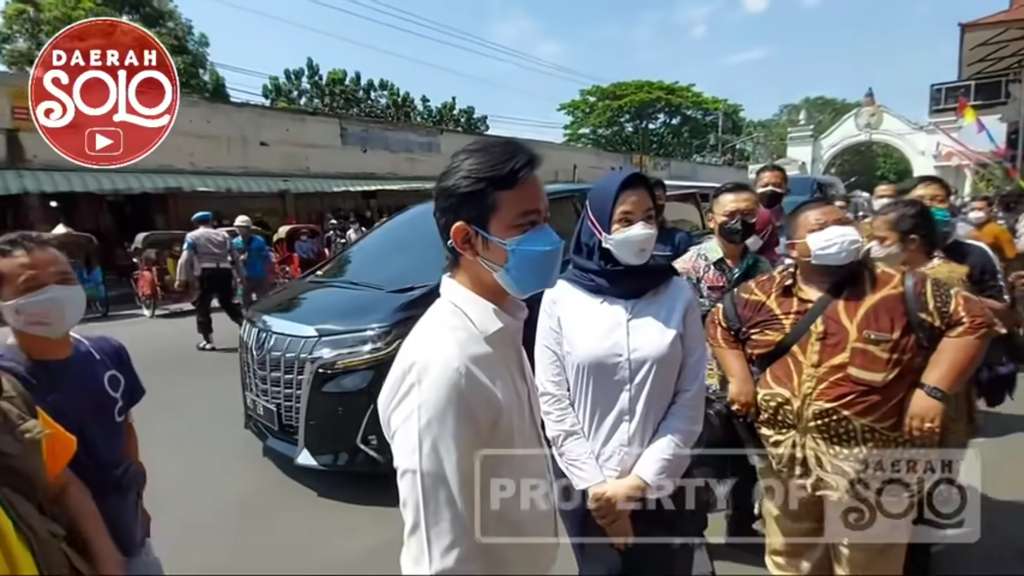 Gibran bersama asisten Menteri Budi Gunadi