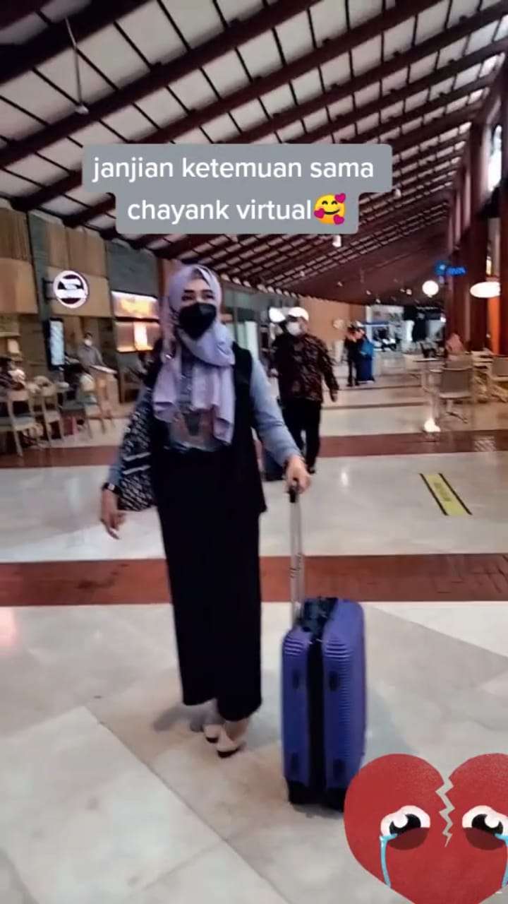 Di Bandara Bersiap Terbang Menemui Orang Kesayangannya