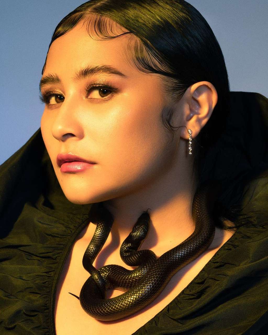 Foto Prilly Latuconsina dengan Ular