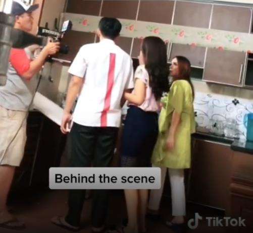 Syuting adegan sinetron bikin ngakak.