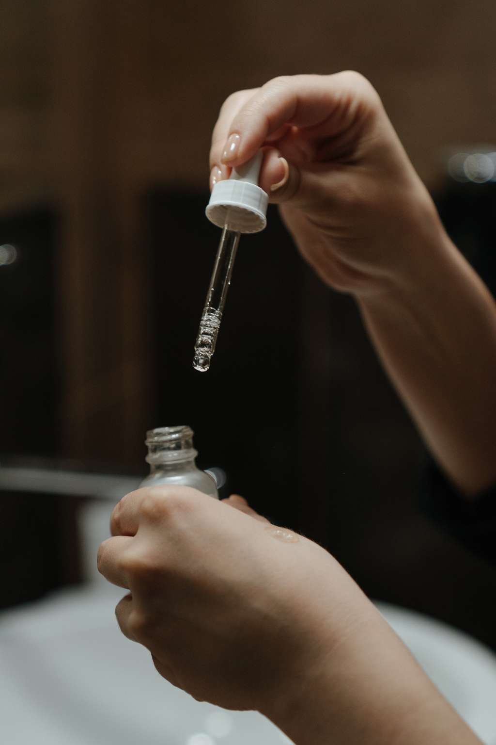 Menggunakan Serum Pada Tangan