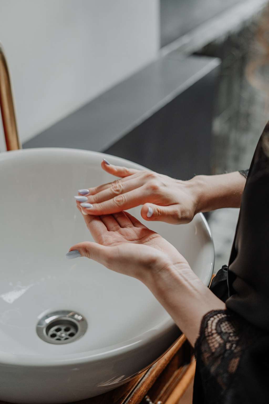 Menggunakan Hand Cream