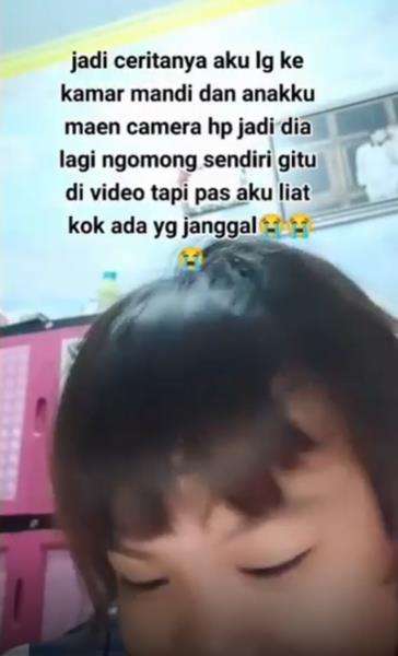 Video seram penampakan sosok di belakang bocah perempuan.