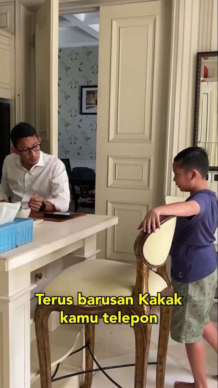 Telepon Kakaknya dengan HP Mamanya