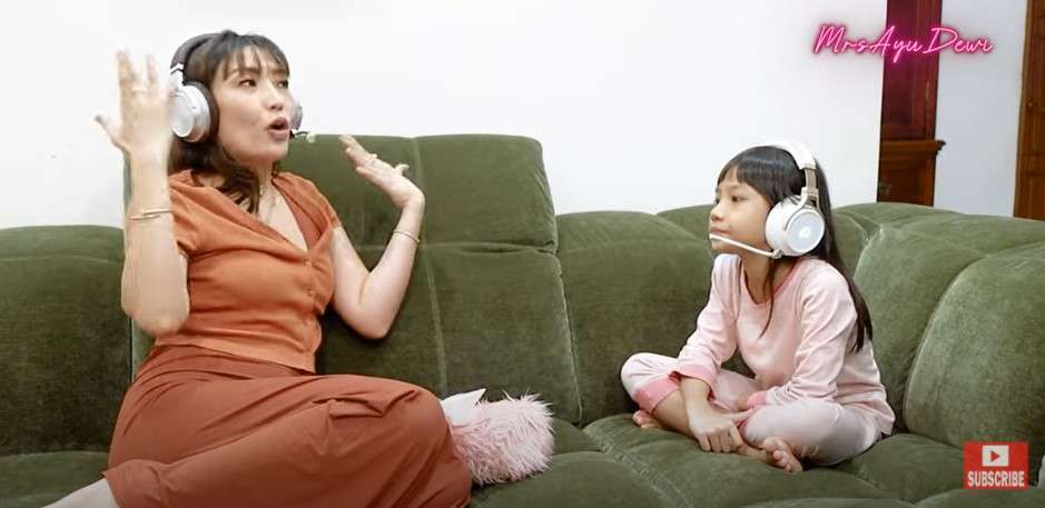 Ayu Dewi dan putrinya Aqila