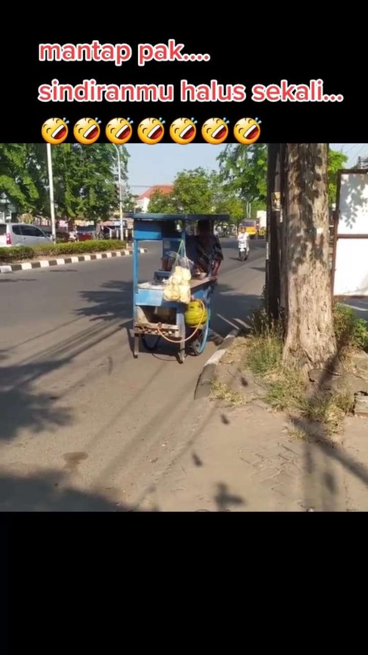 Penjual Mie Ayam Menyuruh Vaksin Pembelinya