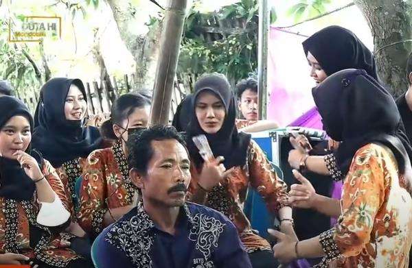 Awalnya malu mau joget, tapi lama-lama asyik juga.